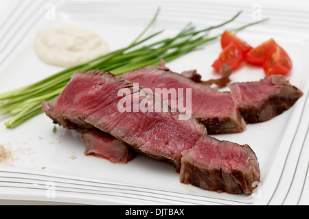 Grigliata di wagyu scamone, servita con erba cipollina, pomodori ciliegini, sale marino, e fonte di rafano. Foto Stock
