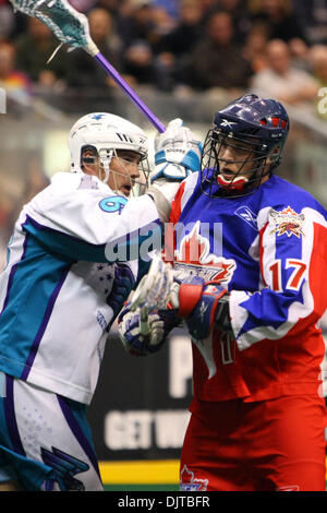 Toronto Rock avanti Stephan Leblanc (17) e Rochester Knighthawks avanti Craig punto (9) in azione di gioco alla Air Canada Centre di Toronto. (Credito Immagine: © Anson appeso/Southcreek globale/ZUMApress.com) Foto Stock