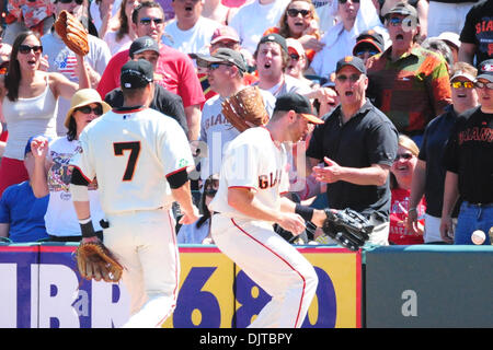 San Francisco, CA: ventilatori stanno a guardare in sgomento come il fallo palla va al di fuori della portata di Mark DeRosa (7) e Nate Schierholtz (12). I Cardinali ha vinto il gioco 2-0. (Credito Immagine: © Charles Herskowitz/Southcreek globale/ZUMApress.com) Foto Stock