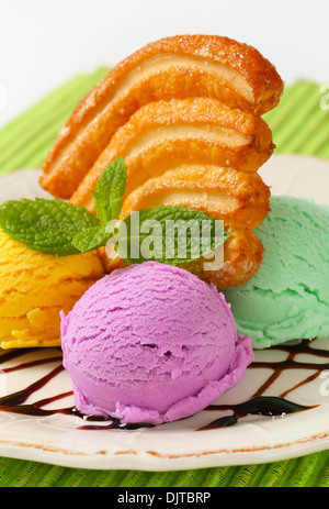 Palline di gelato con pasta biscotto di pastafrolla e salsa al cioccolato Foto Stock