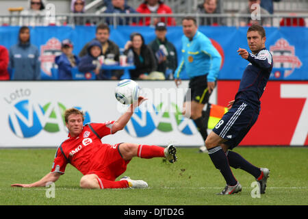 La Nuova Inghilterra rivoluzione defender Chris Tierney (8) e FC Toronto avanti Sam Cronin (2) in azione di gioco presso BMO Field a Toronto, Ontario. (Credito Immagine: © Anson appeso/Southcreek globale/ZUMApress.com) Foto Stock