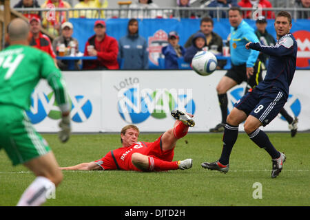 La Nuova Inghilterra rivoluzione defender Chris Tierney (8), portiere Preston Burpo (24) e Toronto FC avanti Sam Cronin (2) in azione di gioco presso BMO Field a Toronto, Ontario. (Credito Immagine: © Anson appeso/Southcreek globale/ZUMApress.com) Foto Stock