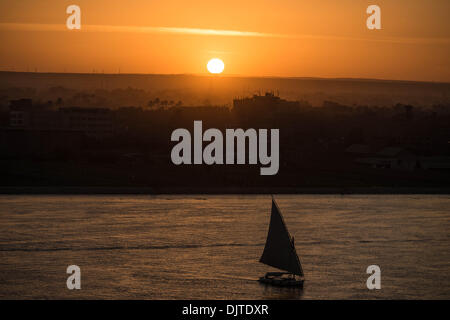 (131130) -- IL CAIRO, nov. 30, 2013 (Xinhua) -- Foto scattata il 9 novembre 23, 2013 mostra lo scenario del tramonto al Fiume Nilo al Cairo, Egitto, su nov. 23, 2013. (Xinhua/Pan Chaoyue) Foto Stock
