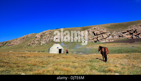 Nomads abitazione, Strada di Song Kol, Naryn Oblast, Kirghizistan Foto Stock