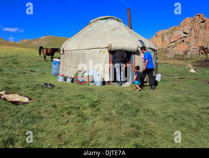 Nomads abitazione, Strada di Song Kol, Naryn Oblast, Kirghizistan Foto Stock