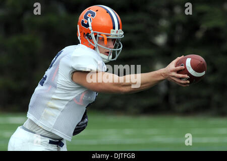 07 2010: Siracusa quarterback Ryan Nassib (12) Pratiche hand-off durante il quarterback delle seminatrici per il calcio arancione pratica presso Schwartzwalder-Katz campi pratica in Syracuse, New York. (Credito Immagine: © Michael Johnson/Southcreek globale/ZUMApress.com) Foto Stock