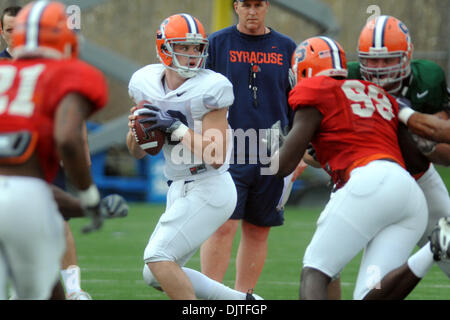 07 2010: Siracusa quarterback Ryan Nassib (12) imposta in tasca durante il passaggio del team Trapani all'Orange pratica di gioco del calcio a Schwartzwalder-Katz campi pratica in Syracuse, New York. (Credito Immagine: © Michael Johnson/Southcreek globale/ZUMApress.com) Foto Stock