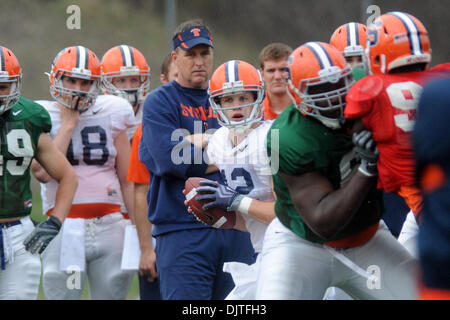 07 2010: Siracusa quarterback Ryan Nassib (12) rotoli al di fuori della tasca come head coach Doug Marrone orologi al calcio arancione pratica presso Schwartzwalder-Katz campi pratica in Syracuse, New York. (Credito Immagine: © Michael Johnson/Southcreek globale/ZUMApress.com) Foto Stock