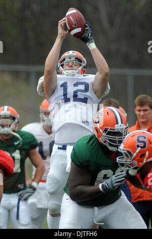 07 2010: Siracusa quarterback Ryan Nassib (12) Si ritiene che le catture di alta snap durante il passaggio del team Trapani all'Orange pratica di gioco del calcio a Schwartzwalder-Katz campi pratica in Syracuse, New York. (Credito Immagine: © Michael Johnson/Southcreek globale/ZUMApress.com) Foto Stock