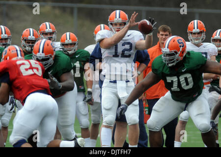 07 2010: Siracusa quarterback Ryan Nassib (12) orologi la difesa tenendo il fucile sparato snap durante il passaggio del team Trapani all'Orange pratica di gioco del calcio a Schwartzwalder-Katz campi pratica in Syracuse, New York. (Credito Immagine: © Michael Johnson/Southcreek globale/ZUMApress.com) Foto Stock