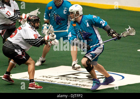 Rochester Knighthawks avanti John Grant Jr.(#24) è contestata da Philadelphia Ali defender Steve Panarelli (#55) in un gioco al Blue Cross Arena di Rochester, New York. Rochester ha vinto il gioco 15-12. (Credito Immagine: © Mark Konezny/Southcreek globale/ZUMApress.com) Foto Stock