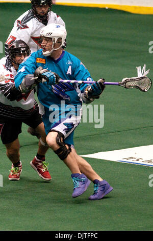 Rochester Knighthawks avanti John Grant Jr.(#24) è contestata da Philadelphia Ali defender Steve Panarelli (#55) in un gioco al Blue Cross Arena di Rochester, New York. Rochester ha vinto il gioco 15-12. (Credito Immagine: © Mark Konezny/Southcreek globale/ZUMApress.com) Foto Stock