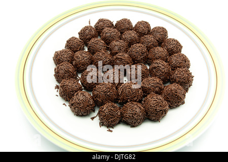 Tartufi di cioccolato su uno sfondo bianco Foto Stock