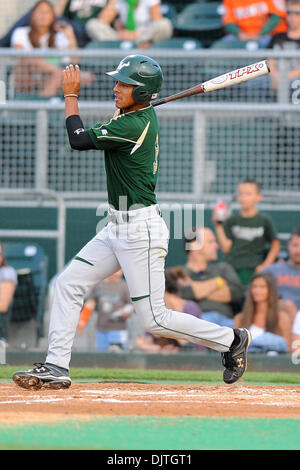 South Florida tori LHP/di Junior Carlin (3) segue attraverso su swing. Il quattordicesimo classificato uragani di Miami ha sconfitto l'Università della Florida del Sud tori 14-7 a Alex Rodriguez Park in Coral Gables, Florida. (Credito Immagine: © Ron Hurst/Southcreek globale/ZUMApress.com) Foto Stock