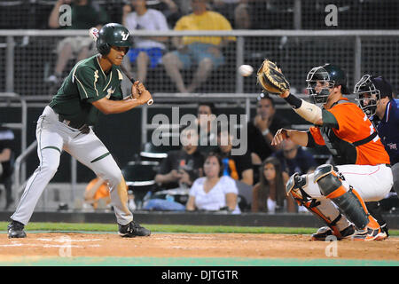 South Florida tori LHP/di Junior Carlin (3) guarda una palla..xiv classificato uragani di Miami ha sconfitto l'Università della Florida del Sud tori 14-7 a Alex Rodriguez Park in Coral Gables, Florida. (Credito Immagine: © Ron Hurst/Southcreek globale/ZUMApress.com) Foto Stock