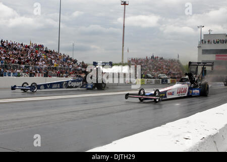 2 Maggio 2010: spettatori pack i cavalletti a guardare la finale di eliminazioni presso l'assicurazione AAA NHRA Midwest cittadini a livello Gateway International Raceway in Madison, Illinois. Credito - Scott Kane / Southcreek globale. (Credito Immagine: © Scott Kane/Southcreek globale/ZUMApress.com) Foto Stock