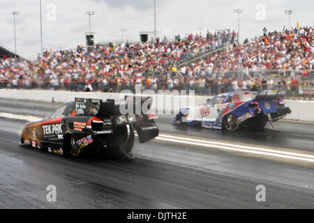 2 Maggio 2010: spettatori pack le gabbie come Funny Cars a testa in giù la via nella fase finale di eliminazioni presso l'assicurazione AAA NHRA Midwest cittadini a livello Gateway International Raceway in Madison, Illinois. Credito - Scott Kane / Southcreek globale. (Credito Immagine: © Scott Kane/Southcreek globale/ZUMApress.com) Foto Stock