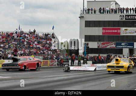 2 Maggio 2010: spettatori pack i cavalletti a guardare la finale di eliminazioni presso l'assicurazione AAA NHRA Midwest cittadini a livello Gateway International Raceway in Madison, Illinois. Credito - Scott Kane / Southcreek globale. (Credito Immagine: © Scott Kane/Southcreek globale/ZUMApress.com) Foto Stock