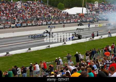 2 Maggio 2010: spettatori pack i cavalletti a guardare la finale di eliminazioni presso l'assicurazione AAA NHRA Midwest cittadini a livello Gateway International Raceway in Madison, Illinois. Credito - Scott Kane / Southcreek globale. (Credito Immagine: © Scott Kane/Southcreek globale/ZUMApress.com) Foto Stock