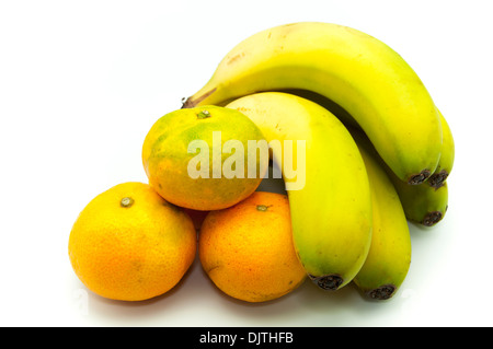 I tangerini e banane su sfondo bianco Foto Stock