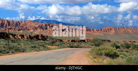 Le montagne in Issyk Kul lake shore, Issyk Kul oblast, Kirghizistan Foto Stock