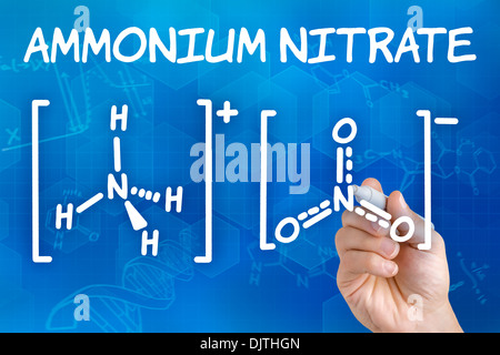 Mano con disegno a penna la formula chimica di nitrato di ammonio Foto Stock