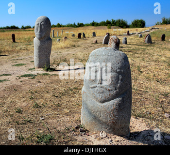 Balbals, antiche sculture turche (6th-10secolo), vicino a Burana tower, Chuy oblast, Kirghizistan Foto Stock