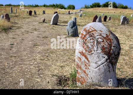 Balbals, antiche sculture turche (6th-10secolo), vicino a Burana tower, Chuy oblast, Kirghizistan Foto Stock