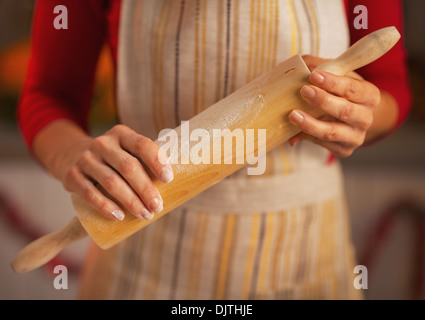 Primo piano sul giovane massaia holding mattarello Foto Stock