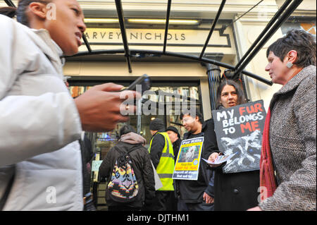 Knightsbridge di Londra, Regno Unito. Il 30 novembre 2013. Campagna per abolire il commercio di pellicce (CAFT) manifestanti stare fuori da Harvey Nichols tenendo striscioni e cartelloni. Credito: Matteo Chattle/Alamy Live News Foto Stock