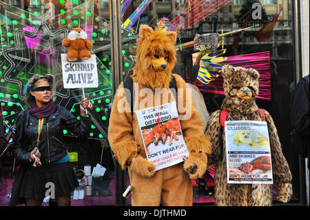 Knightsbridge di Londra, Regno Unito. Il 30 novembre 2013. Campagna per abolire il commercio di pellicce (CAFT) manifestanti stare fuori da Harvey Nichols tenendo striscioni e cartelloni. Credito: Matteo Chattle/Alamy Live News Foto Stock