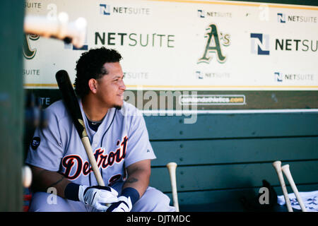 20-Maggio-2010: Oakland, CA: Oakland Athletics ospita il Detroit Tigers. Detroit Tigers primo baseman Miguel Cabrera (24) prima del gioco le Tigri vincere la partita 5-2. (Credito Immagine: © Dinno Kovic/Southcreek globale/ZUMApress.com) Foto Stock