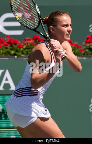 Karolina SPREM (CRO) - in primo piano in bianco - nella sua partita contro Shenay PERRY (USA) al 2010 BNP Paribas Open svoltasi presso l'Indian Wells Tennis Garden di Indian Wells, California. Karolina SPREM sconfitto Shenay PERRY 6-2, 4-6, 6-3. (Credito Immagine: © Gerry Maceda/Southcreek globale/ZUMApress.com) Foto Stock