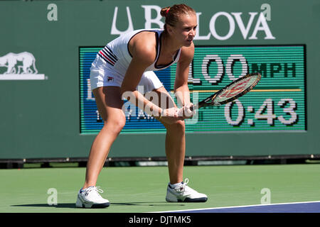 Karolina SPREM (CRO) - in primo piano in bianco - nella sua partita contro Shenay PERRY (USA) al 2010 BNP Paribas Open svoltasi presso l'Indian Wells Tennis Garden di Indian Wells, California. Karolina SPREM sconfitto Shenay PERRY 6-2, 4-6, 6-3. (Credito Immagine: © Gerry Maceda/Southcreek globale/ZUMApress.com) Foto Stock
