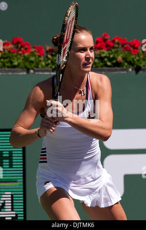 Karolina SPREM (CRO) - in primo piano in bianco - nella sua partita contro Shenay PERRY (USA) al 2010 BNP Paribas Open svoltasi presso l'Indian Wells Tennis Garden di Indian Wells, California. Karolina SPREM sconfitto Shenay PERRY 6-2, 4-6, 6-3. (Credito Immagine: © Gerry Maceda/Southcreek globale/ZUMApress.com) Foto Stock