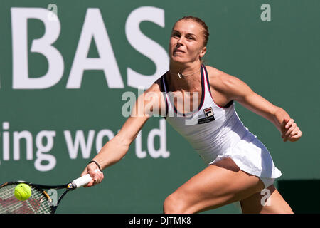 Karolina SPREM (CRO) - in primo piano in bianco - nella sua partita contro Shenay PERRY (USA) al 2010 BNP Paribas Open svoltasi presso l'Indian Wells Tennis Garden di Indian Wells, California. Karolina SPREM sconfitto Shenay PERRY 6-2, 4-6, 6-3. (Credito Immagine: © Gerry Maceda/Southcreek globale/ZUMApress.com) Foto Stock