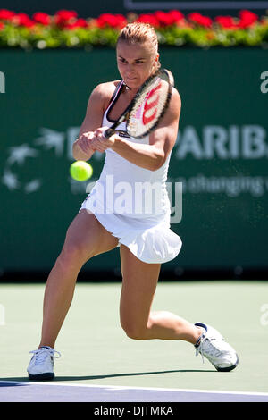Karolina SPREM (CRO) - in primo piano in bianco - nella sua partita contro Shenay PERRY (USA) al 2010 BNP Paribas Open svoltasi presso l'Indian Wells Tennis Garden di Indian Wells, California. Karolina SPREM sconfitto Shenay PERRY 6-2, 4-6, 6-3. (Credito Immagine: © Gerry Maceda/Southcreek globale/ZUMApress.com) Foto Stock