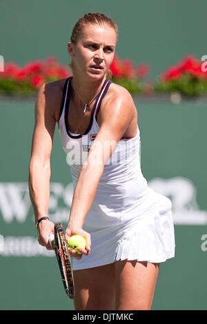 Karolina SPREM (CRO) - in primo piano in bianco - nella sua partita contro Shenay PERRY (USA) al 2010 BNP Paribas Open svoltasi presso l'Indian Wells Tennis Garden di Indian Wells, California. Karolina SPREM sconfitto Shenay PERRY 6-2, 4-6, 6-3. (Credito Immagine: © Gerry Maceda/Southcreek globale/ZUMApress.com) Foto Stock