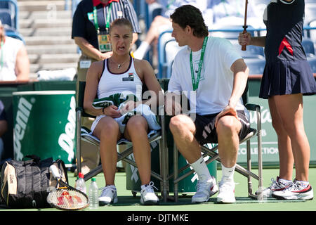 Karolina SPREM (CRO) - in primo piano in bianco - nella sua partita contro Shenay PERRY (USA) al 2010 BNP Paribas Open svoltasi presso l'Indian Wells Tennis Garden di Indian Wells, California. Karolina SPREM sconfitto Shenay PERRY 6-2, 4-6, 6-3. (Credito Immagine: © Gerry Maceda/Southcreek globale/ZUMApress.com) Foto Stock