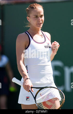 Karolina SPREM (CRO) - in primo piano in bianco - nella sua partita contro Shenay PERRY (USA) al 2010 BNP Paribas Open svoltasi presso l'Indian Wells Tennis Garden di Indian Wells, California. Karolina SPREM sconfitto Shenay PERRY 6-2, 4-6, 6-3. (Credito Immagine: © Gerry Maceda/Southcreek globale/ZUMApress.com) Foto Stock