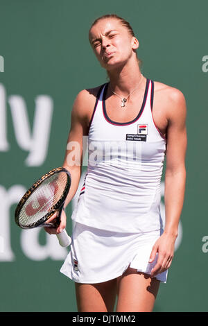Karolina SPREM (CRO) - in primo piano in bianco - nella sua partita contro Shenay PERRY (USA) al 2010 BNP Paribas Open svoltasi presso l'Indian Wells Tennis Garden di Indian Wells, California. Karolina SPREM sconfitto Shenay PERRY 6-2, 4-6, 6-3. (Credito Immagine: © Gerry Maceda/Southcreek globale/ZUMApress.com) Foto Stock
