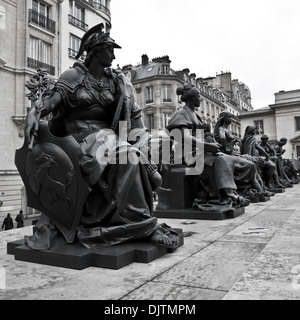 Statue di sei continets davanti al museo Orsay Foto Stock