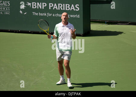 Ivan Ljubicic (CRO) reagisce dopo manca un punto contro Rafael Nadal (ESP) al 2010 BNP Paribas Open svoltasi presso l'Indian Wells Tennis Garden di Indian Wells, California. No. 20 sementi Ljubicic sconfitto n. 3 seme Nadal 3-6, 6-4, 7-6(1) (credito Immagine: © Gerry Maceda/Southcreek globale/ZUMApress.com) Foto Stock