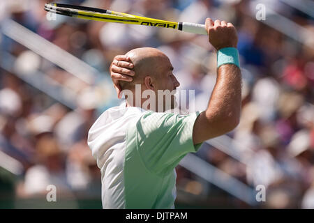 Ivan Ljubicic (CRO) reagisce dopo manca un punto contro Rafael Nadal (ESP) al 2010 BNP Paribas Open svoltasi presso l'Indian Wells Tennis Garden di Indian Wells, California. No. 20 sementi Ljubicic sconfitto n. 3 seme Nadal 3-6, 6-4, 7-6(1) (credito Immagine: © Gerry Maceda/Southcreek globale/ZUMApress.com) Foto Stock