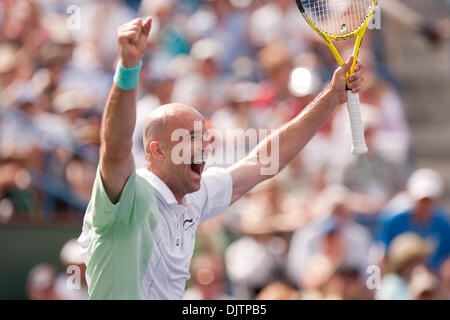 Ivan Ljubicic (CRO) reagisce dopo aver vinto la mens semi partita finale del 2010 BNP Paribas Open svoltasi presso l'Indian Wells Tennis Garden di Indian Wells, California. No. 20 sementi Ljubicic sconfitto n. 3 seme Nadal 3-6, 6-4, 7-6(1) (credito Immagine: © Gerry Maceda/Southcreek globale/ZUMApress.com) Foto Stock