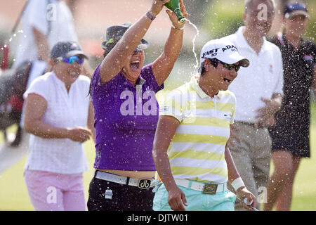 Yani Tseng (camicia bianca con strisce gialle) del Lago di Mona, Florida è spruzzato con lo champagne da Christina Kim (t-shirt viola) dopo aver vinto il campionato 2010 della Kraft Nabisco Championship tenutosi a Mission Hills Country Club in Rancho Mirage, California. (Credito Immagine: © Gerry Maceda/Southcreek globale/ZUMApress.com) Foto Stock