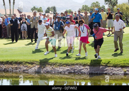 Yani Tseng (camicia bianca con strisce gialle) salta in Poppie stagno con il suo compartimento e la famiglia dopo la vittoria del campionato del 39th Kraft Nabisco Championship tenutosi a Mission Hills Country Club in Rancho Mirage, California. Esso è stato consueto per il Kraft Nabisco champion al salto di Poppie stagno prima della presentazione del trofeo. (Credito Immagine: © Gerry Maceda/Southcreek Glob Foto Stock