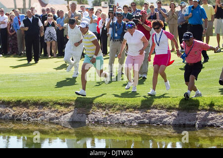 Yani Tseng (camicia bianca con strisce gialle) salta in Poppie stagno con il suo compartimento e la famiglia dopo la vittoria del campionato del 39th Kraft Nabisco Championship tenutosi a Mission Hills Country Club in Rancho Mirage, California. Esso è stato consueto per il Kraft Nabisco champion al salto di Poppie stagno prima della presentazione del trofeo. (Credito Immagine: © Gerry Maceda/Southcreek Glob Foto Stock