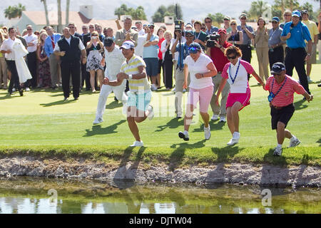 Yani Tseng (camicia bianca con strisce gialle) salta in Poppie stagno con il suo compartimento e la famiglia dopo la vittoria del campionato del 39th Kraft Nabisco Championship tenutosi a Mission Hills Country Club in Rancho Mirage, California. Esso è stato consueto per il Kraft Nabisco champion al salto di Poppie stagno prima della presentazione del trofeo. (Credito Immagine: © Gerry Maceda/Southcreek Glob Foto Stock