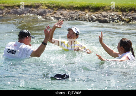 Yani Tseng (camicia bianca con strisce gialle) celebrata in Poppie stagno con il suo compartimento e la famiglia dopo la vittoria del campionato del 39th Kraft Nabisco Championship tenutosi a Mission Hills Country Club in Rancho Mirage, California. Esso è stato consueto per il Kraft Nabisco champion al salto di Poppie stagno prima della presentazione del trofeo. (Credito Immagine: © Gerry Maceda/Southcreek Foto Stock